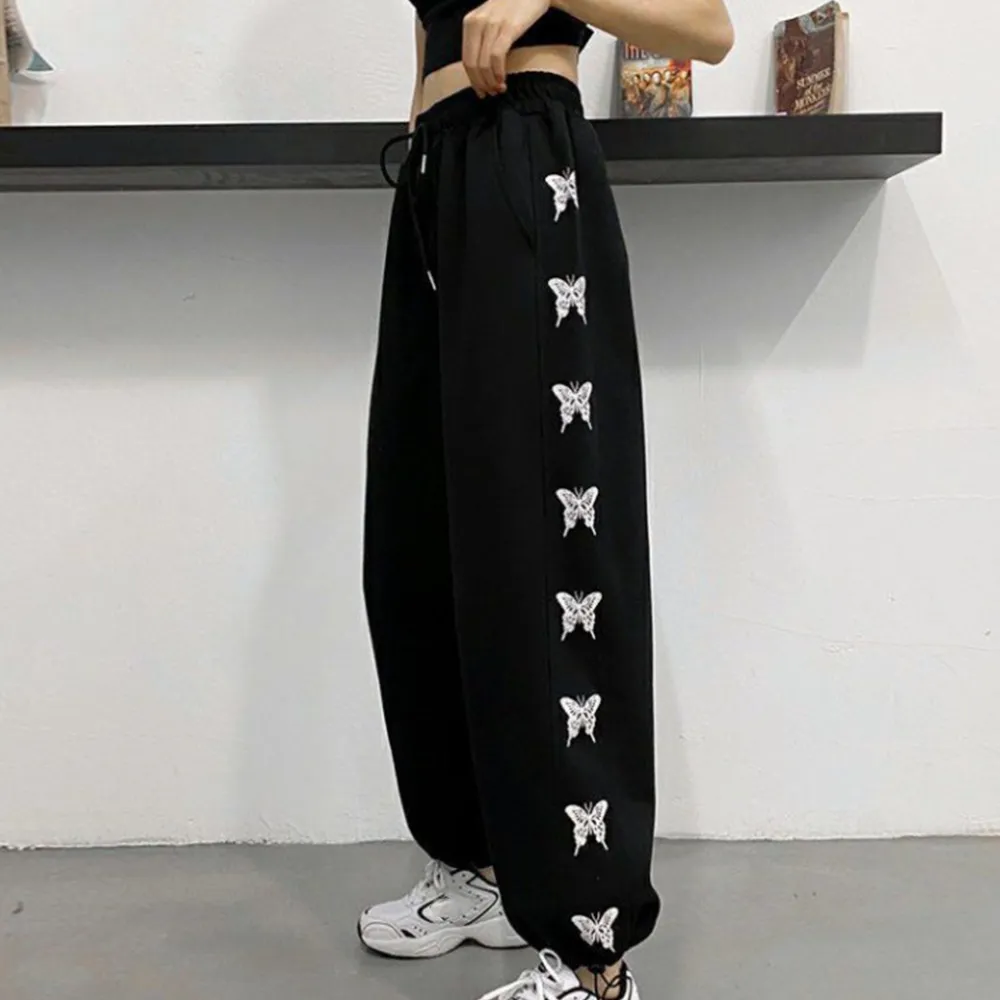 [レディース] サイドバタフライ スウェットパンツ 韓国風デザイン ハイウエスト ワイドフィット 蝶プリント 裾ストリング 黒/グレー L～3XL