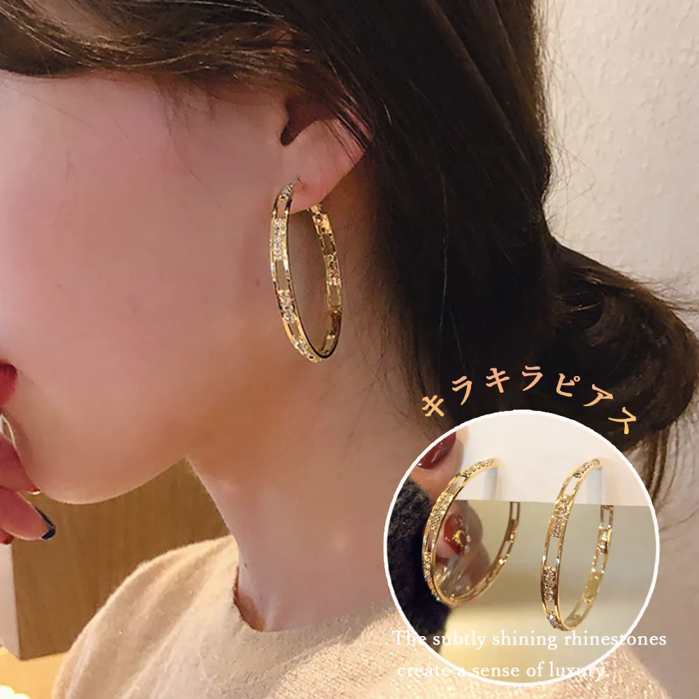 幾何学模様の大ぶりフープピアス｜ゴールドの高級感と存在感で大人コーデを格上げ！