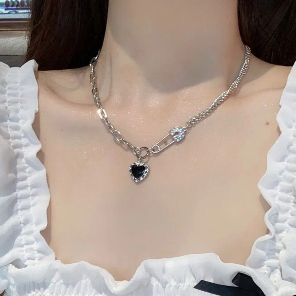 おしゃれなアシンメトリーハートチャーム付きシルバーネックレス｜韓国風カジュアル大人アクセサリ