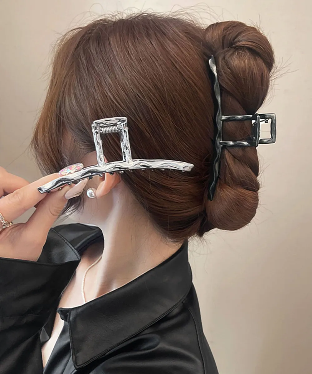 ゴージャスでシンプルなデザイン！大きめバンスクリップで簡単おしゃれヘアアレンジ【韓国ファッション】