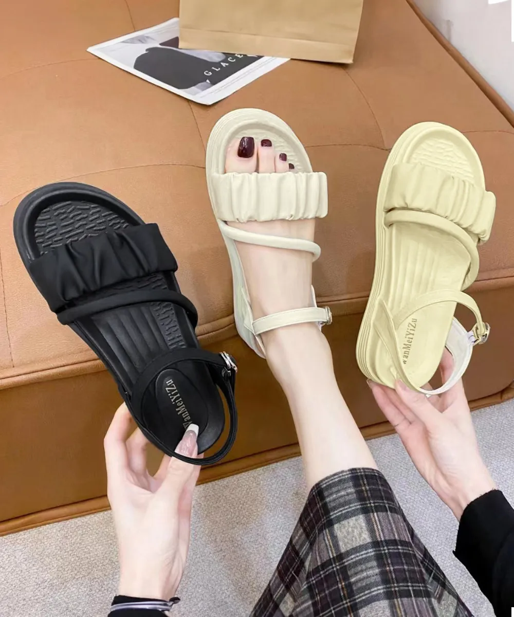 厚底フラットサンダル女性向けに旬の美脚コーデを提案｜軽量で歩きやすいギャザーデザイン