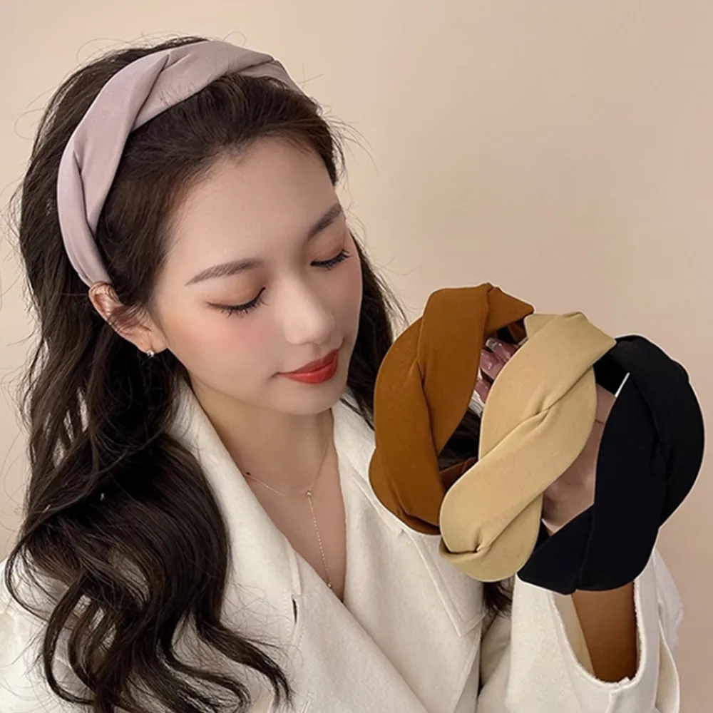 幅広で痛くない！大人可愛い韓国風編みカチューシャ ツイスト | トレンドヘアアクセ カジュアル&きれいめコーデに最適